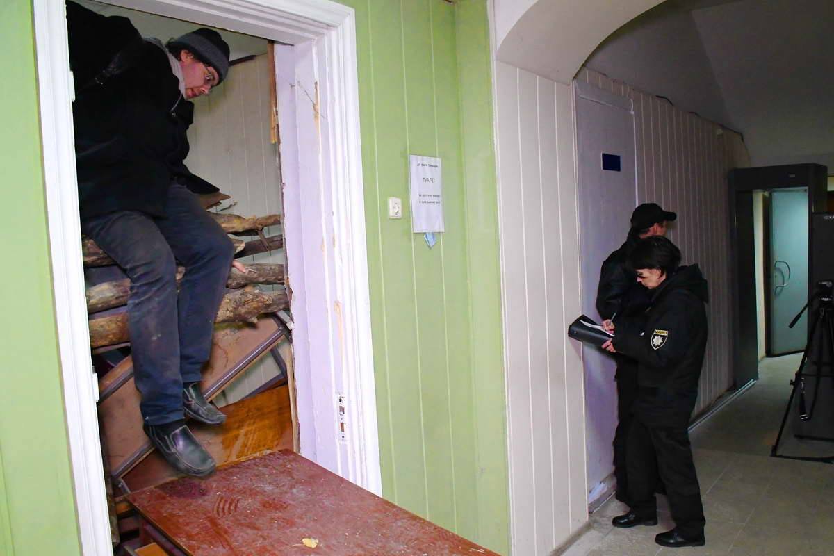 В зал заседаний пройти невозможно, только пролезть