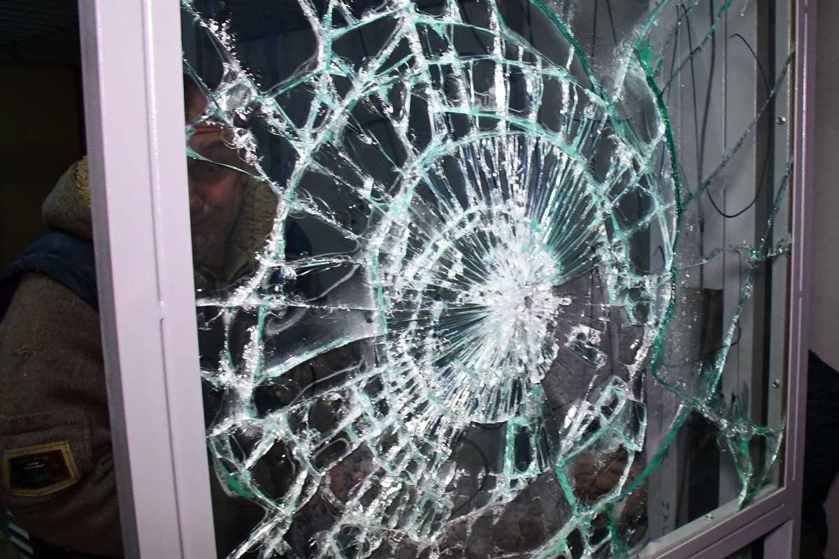 Скамья подсудимых разбита