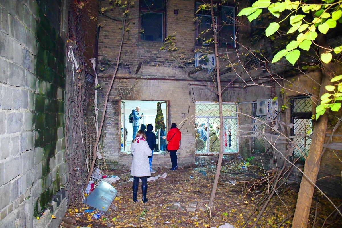 Ативисты разбили окно, спасаясь от удушливого газа