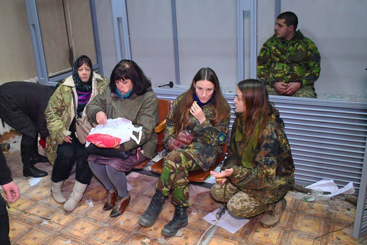 Активисты ждут утреннего заседания