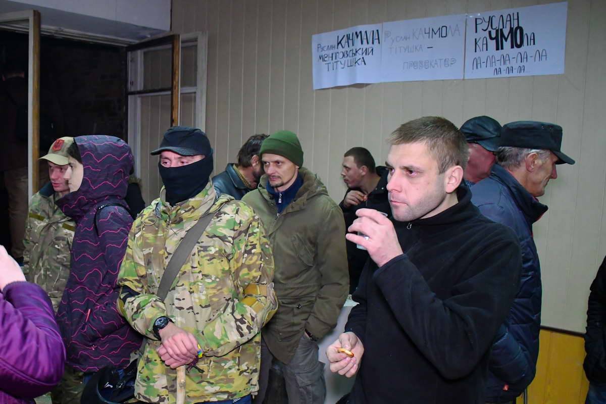 Не расходятся, несмотря даже на напряженную обстановку