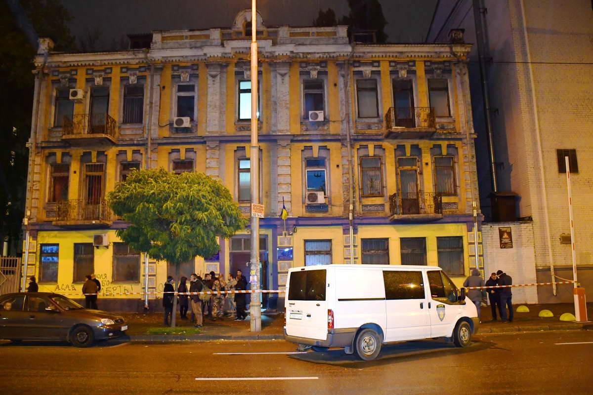 Полиция оцепила здание суда