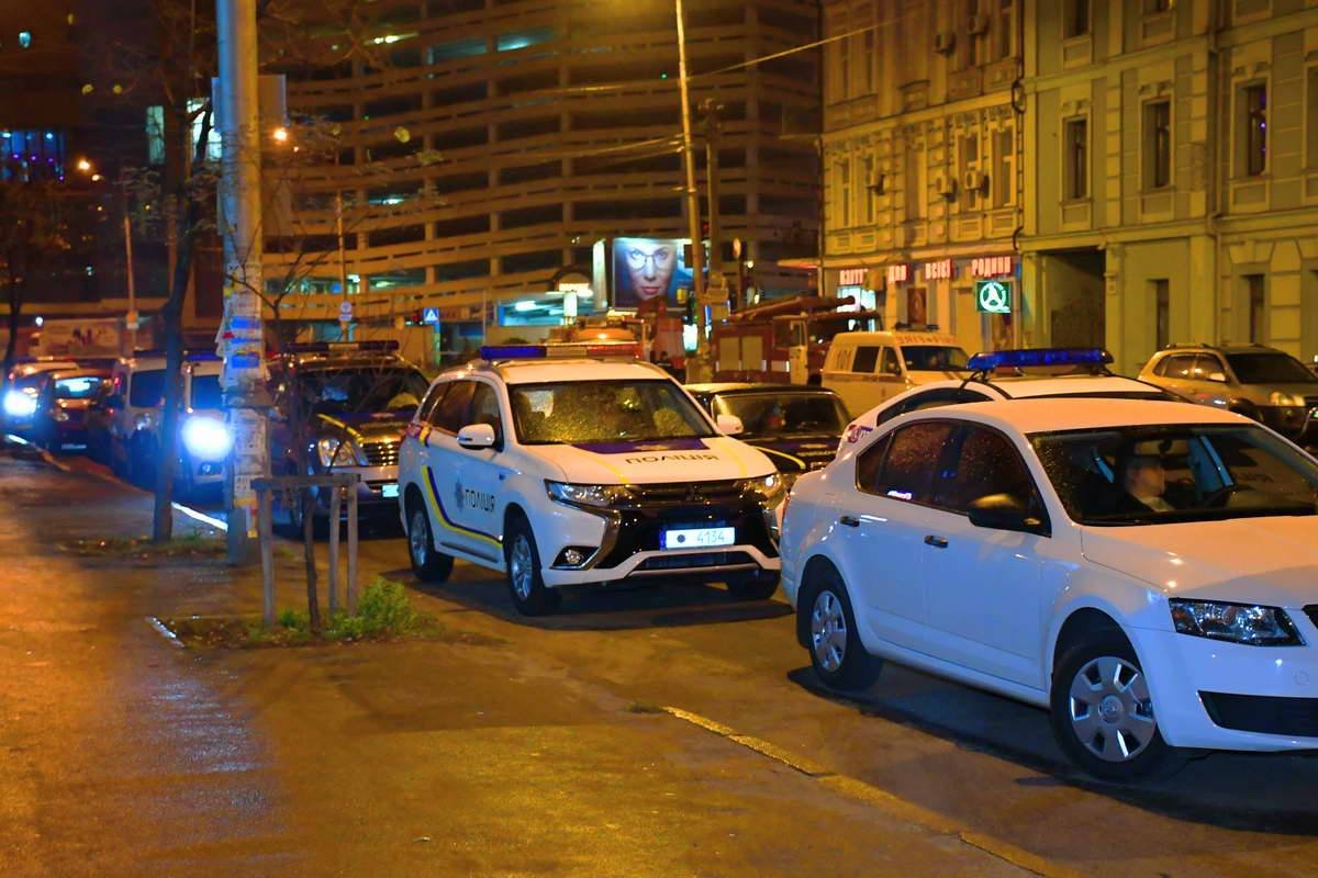 У входа в Святошинский суд около десятка полицейских экипажей