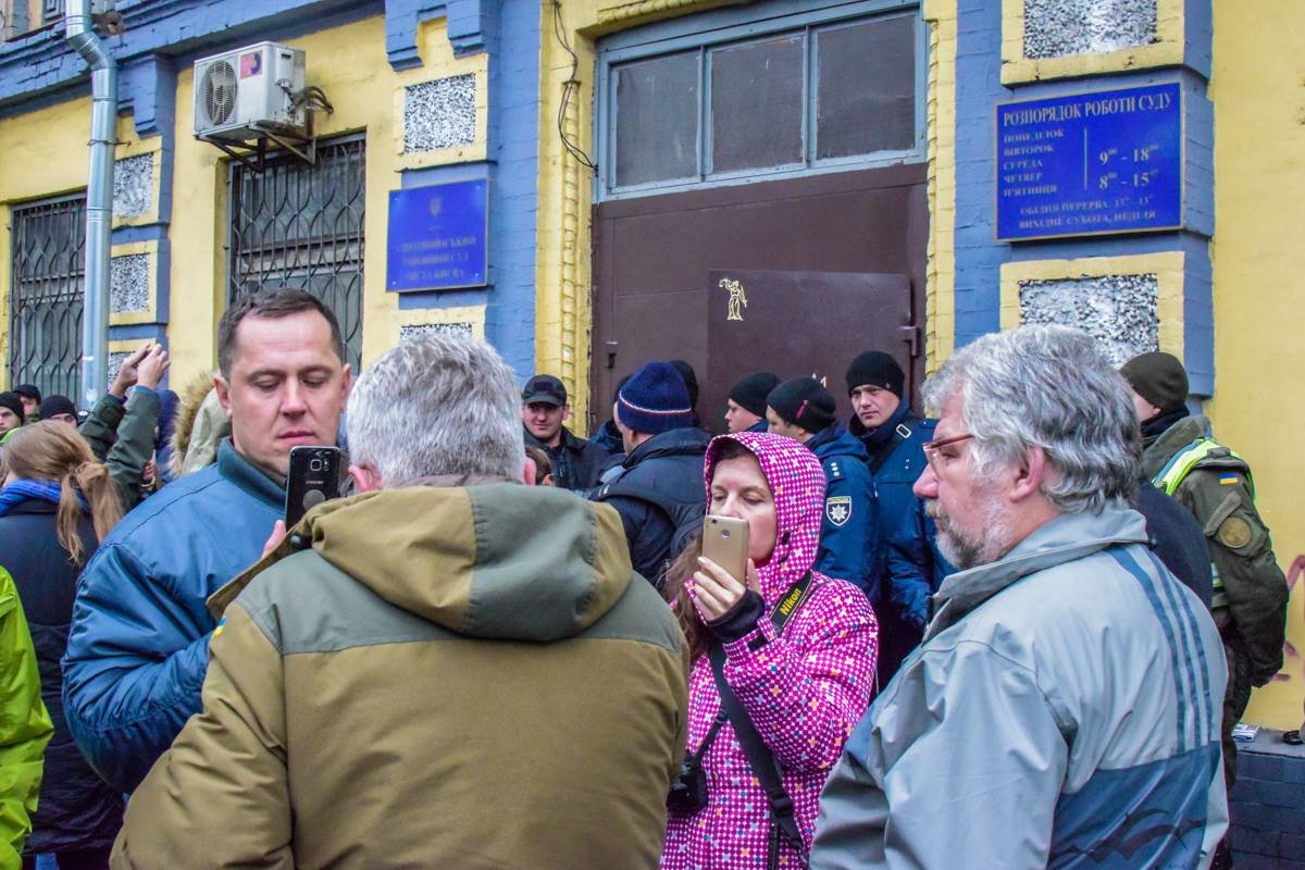 Люди перед входом в суд