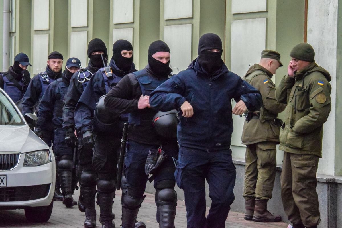 Правоохранители после задержания радикалов