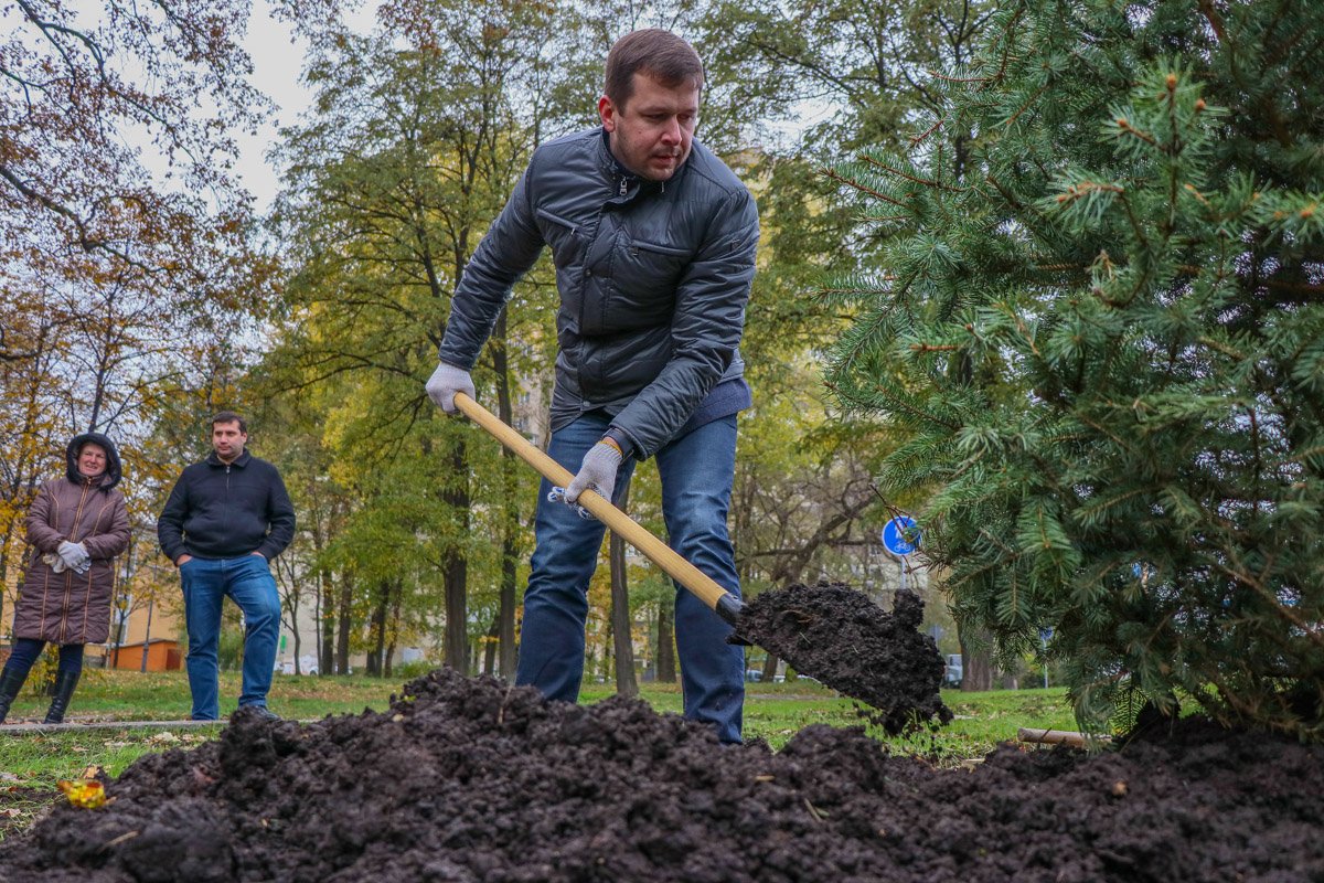 Работа рядом с парком КПИ кипит