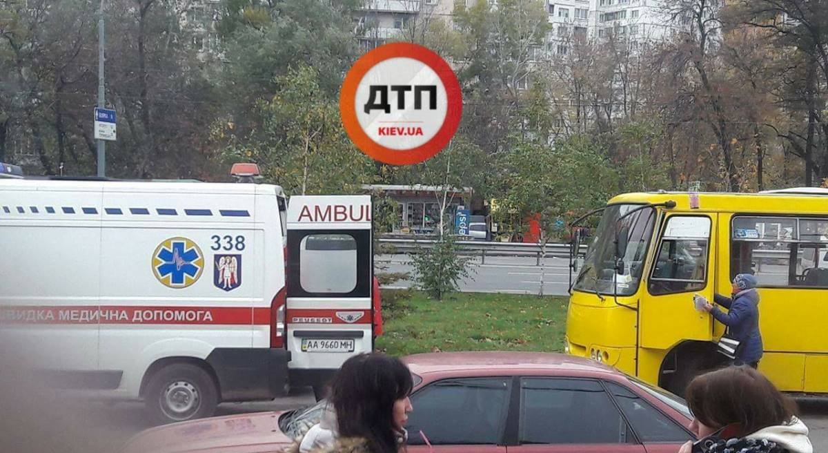 На место происшествия приехала скорая помощь На место происшествия приехала скорая помощь