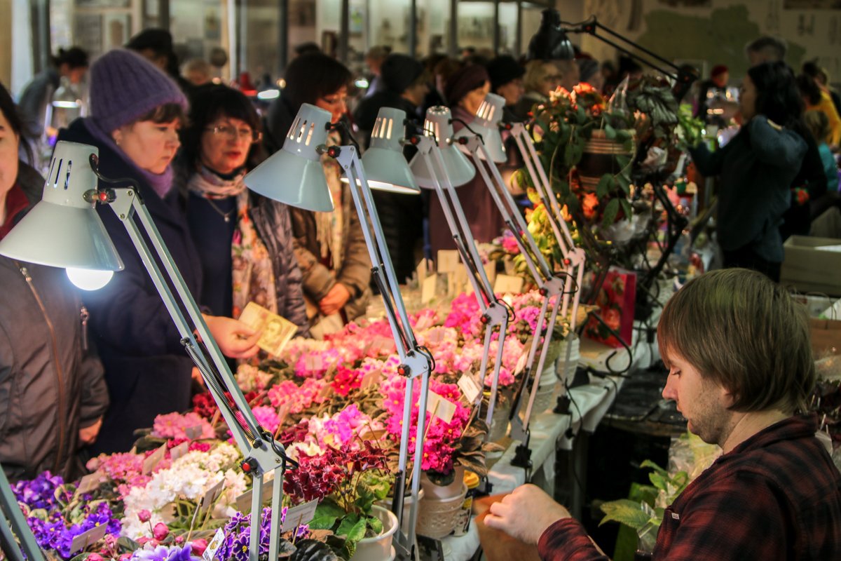 Посетители могут купить растения и получить информацию о правильном уходе за саженцами Посетители могут купить растения и получить информацию о правильном уходе за саженцами