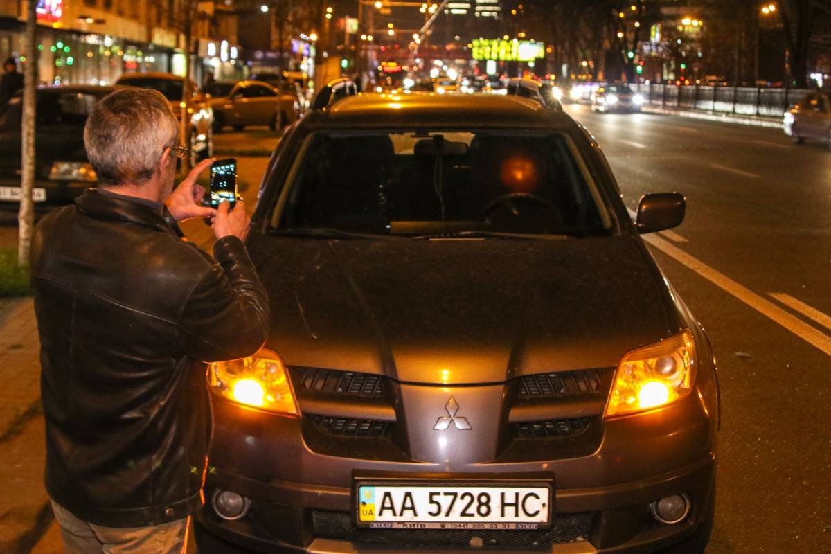 Автомобиль на который упали провода Автомобиль на который упали провода