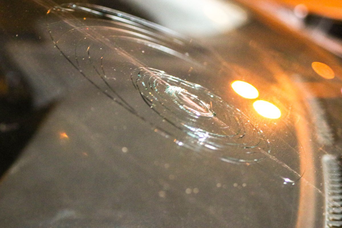 Провода разбили лобовое стекло Mitsubishi Провода разбили лобовое стекло Mitsubishi