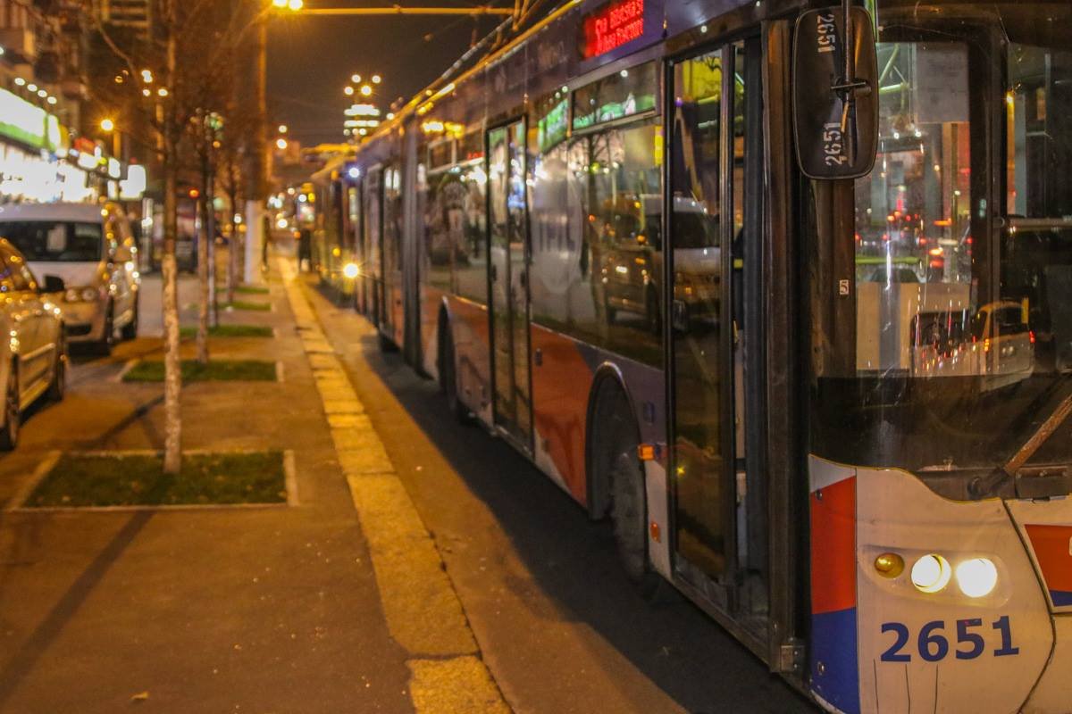 Троллейбусы стоят в сторону центра Троллейбусы стоят в сторону центра