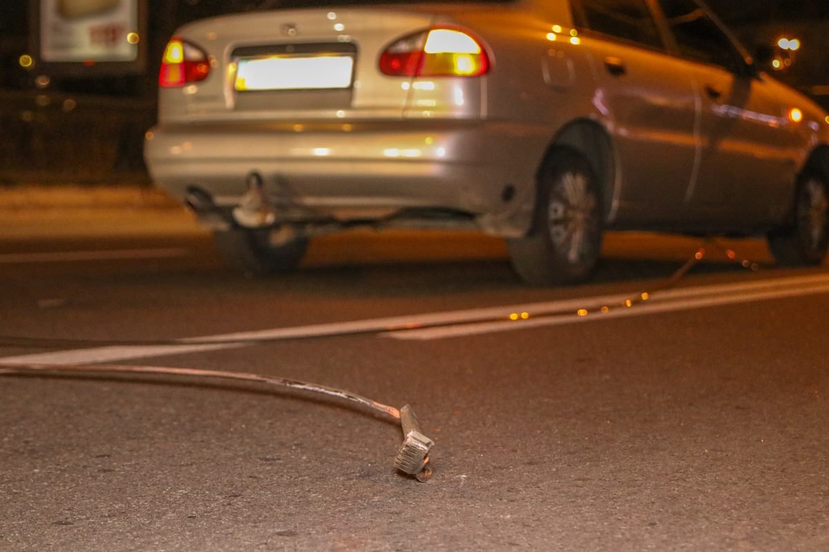 Оборванные провода валяются на дороге Оборванные провода валяются на дороге