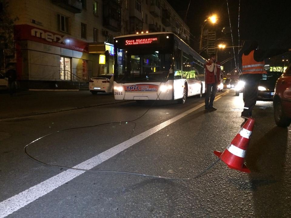 На место вызвали ремонтников На место вызвали ремонтников