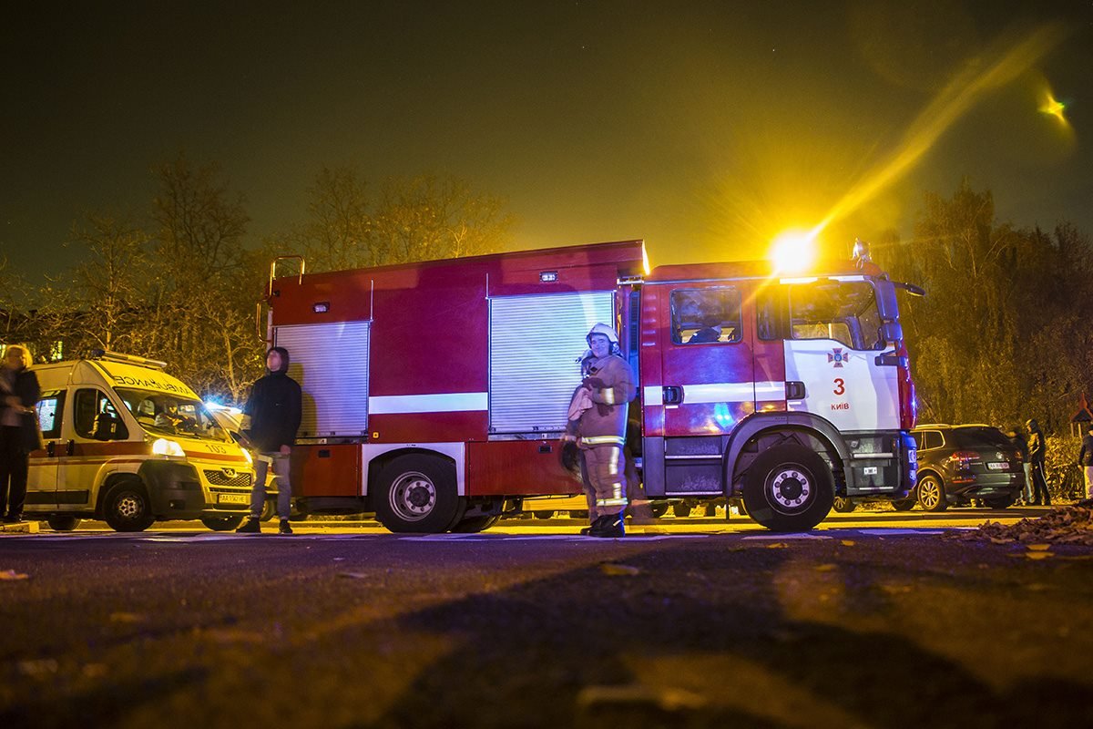 На место взрыва прибыли бригады скорой и пожарной служб