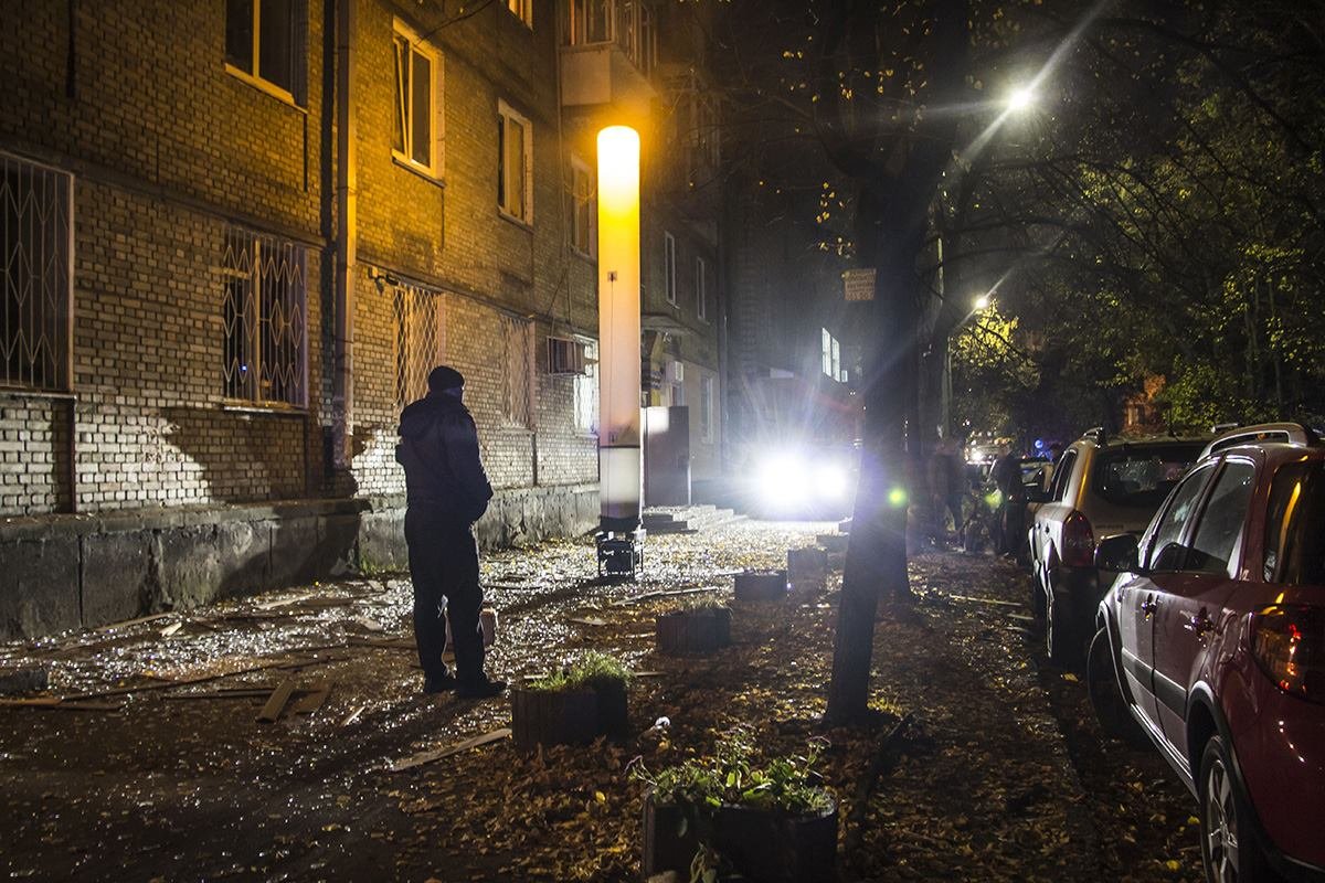 Также здесь собралось много людей, которые помогали пострадавшим