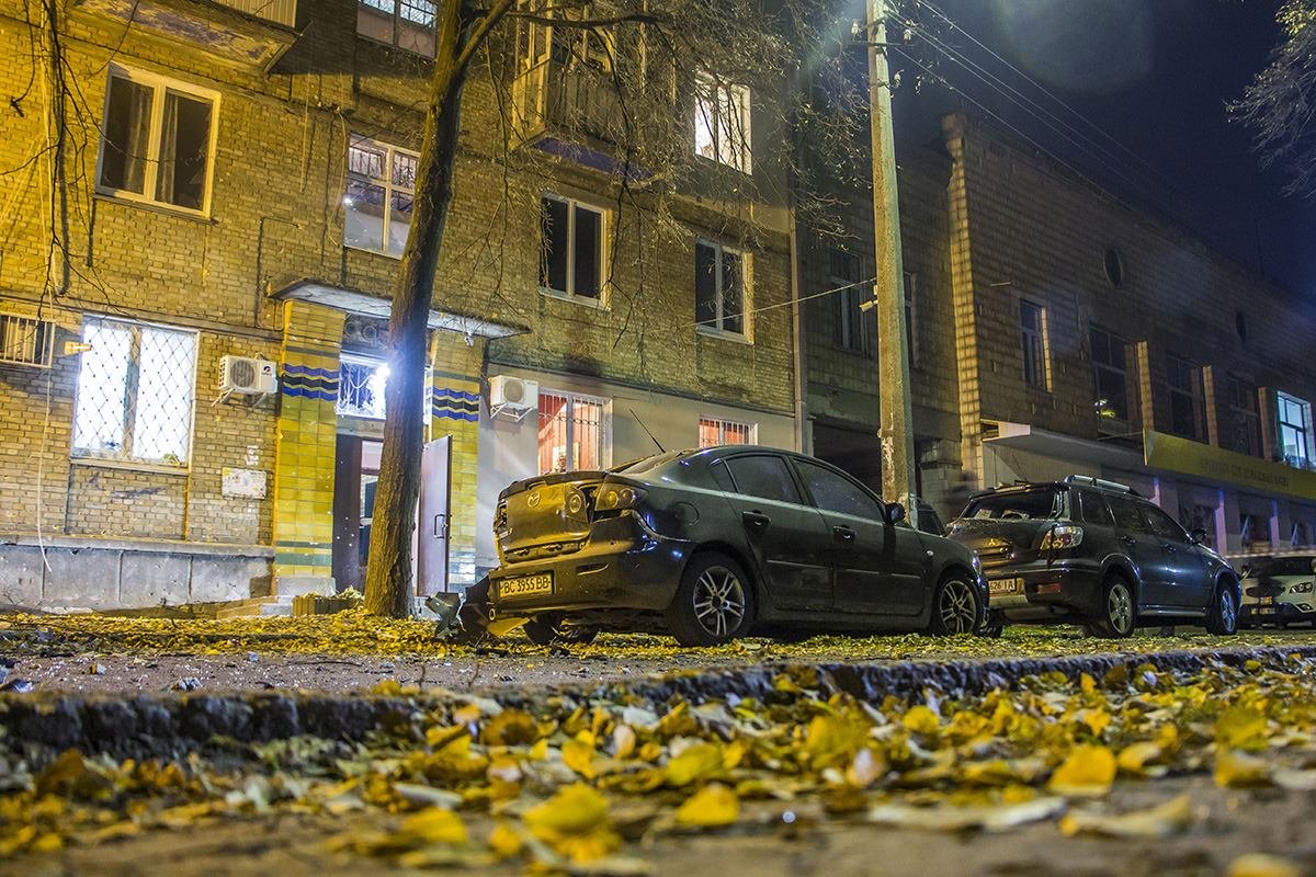 Припаркованные рядом машины тоже задело взрывной волной