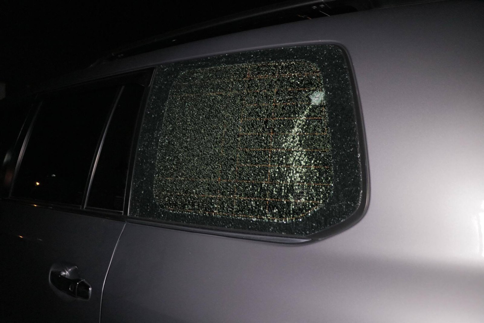 От взрыва в машине потрескалось стекло