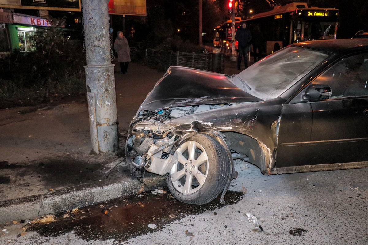 Пытаясь уйти от столкновения, Subaru Legacy врезался в электроопору