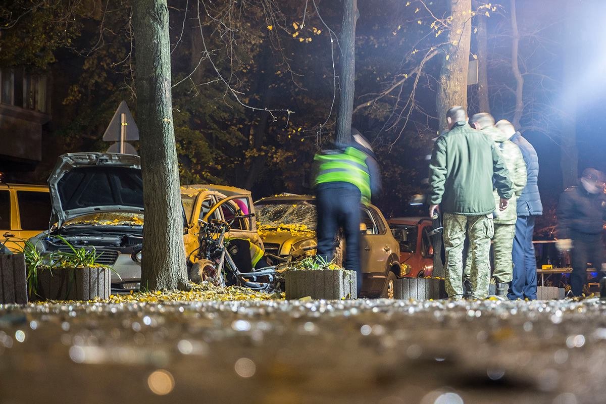 На месте, где сработало взрывное устройство, множество осколков