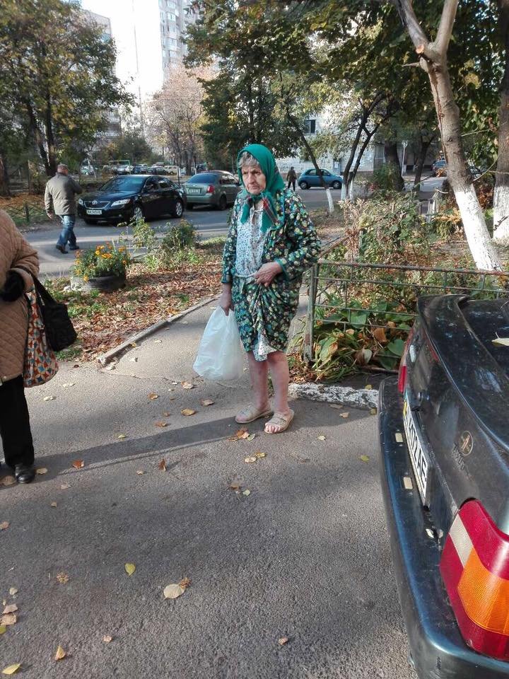 На улицах Киева около нуля, а на ногах бабушки лишь легкие тапочки На улицах Киева около нуля, а на ногах бабушки лишь легкие тапочки