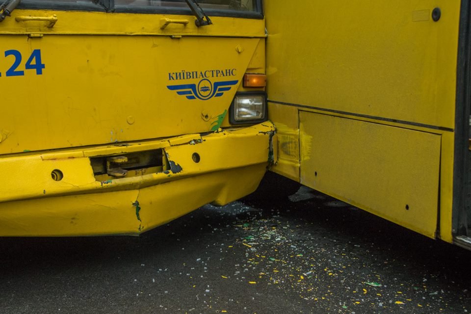 Транспортные средства не разминулись на остановке Транспортные средства не разминулись на остановке