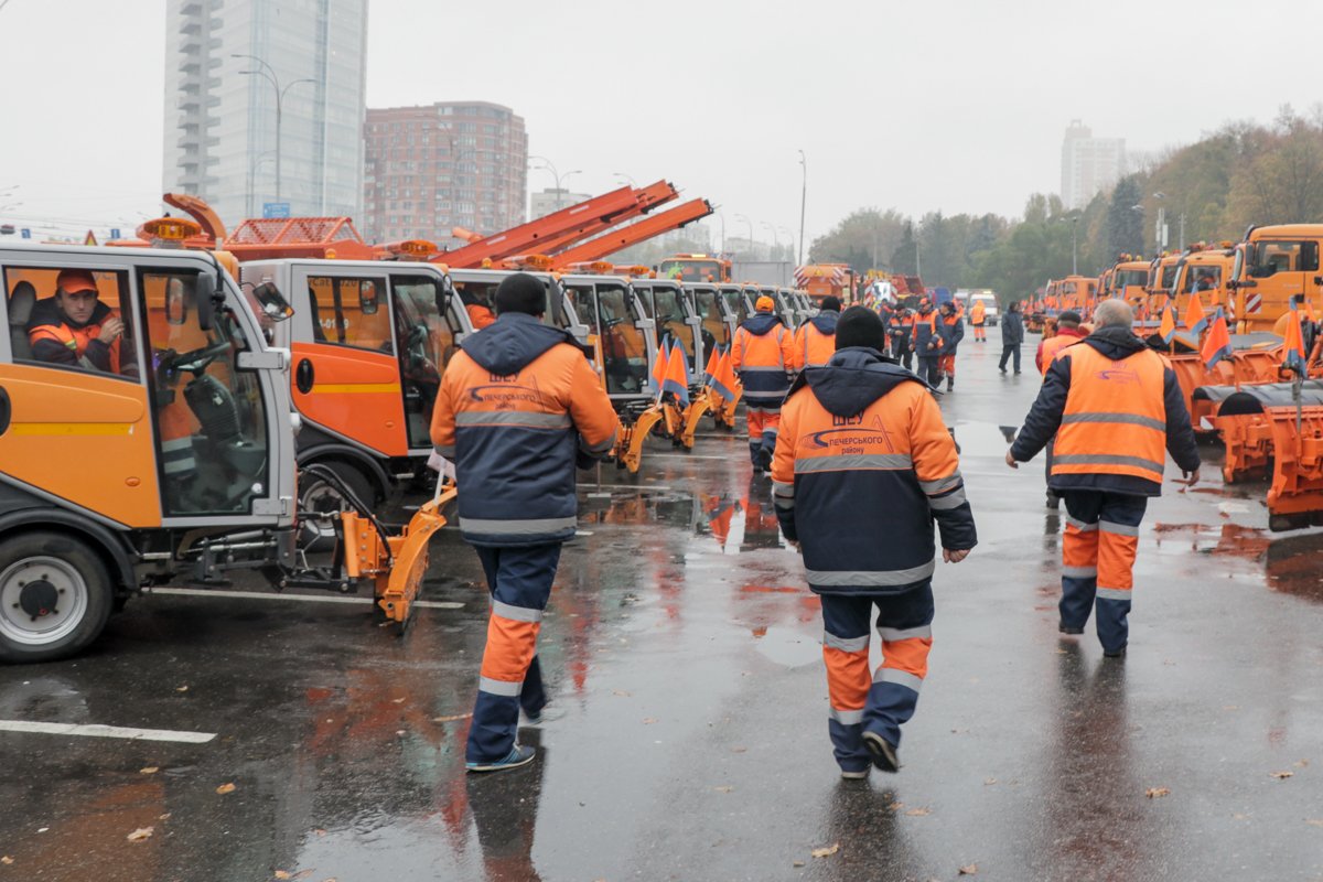 У входа в ВДНХ прошла выставка спецтехники для зимнего периода У входа в ВДНХ прошла выставка спецтехники для зимнего периода