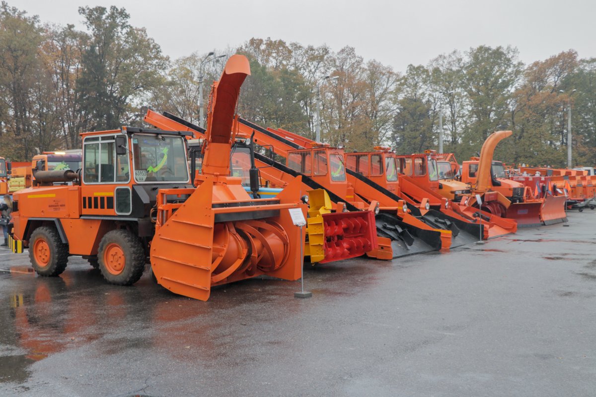 Технику подготовили к зиме для уборки снега, ремонта асфальтового покрытия, выполнение строительных работ Технику подготовили к зиме для уборки снега, ремонта асфальтового покрытия, выполнение строительных работ
