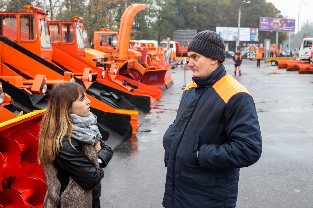 Машинист Павел рассказал, что выставка проходит ежегодно накануне Дня автомобилистов и дорожников Машинист Павел рассказал, что выставка проходит ежегодно накануне Дня автомобилистов и дорожников