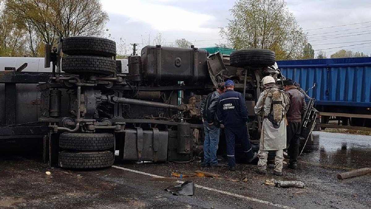 Столкнулись грузовик ЗиЛ с фурой