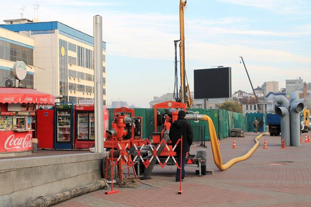 Сотрудники "Киевводоканала" включили перекачку. 