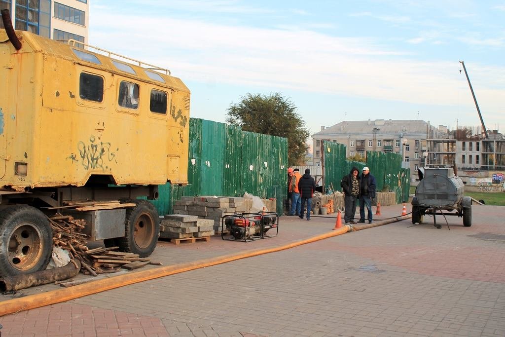 На месте происшествия работает аварийная бригада.