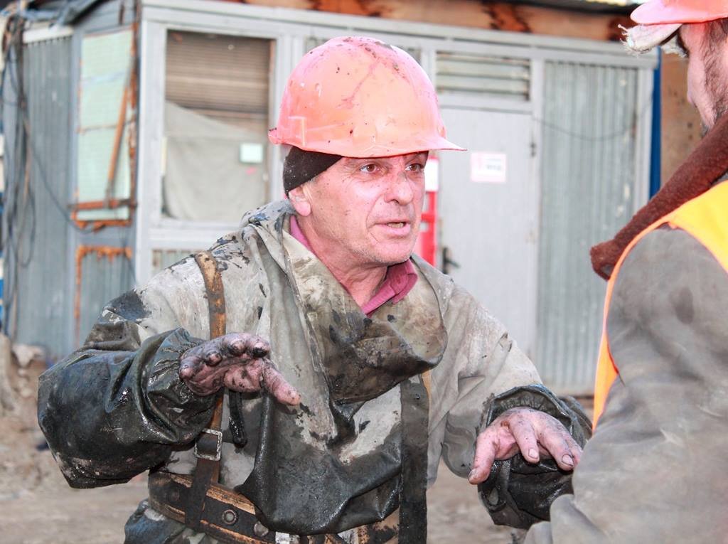 Сотрудники "Киевводоканала" 4 дня выковыривали бетон из коллектора.