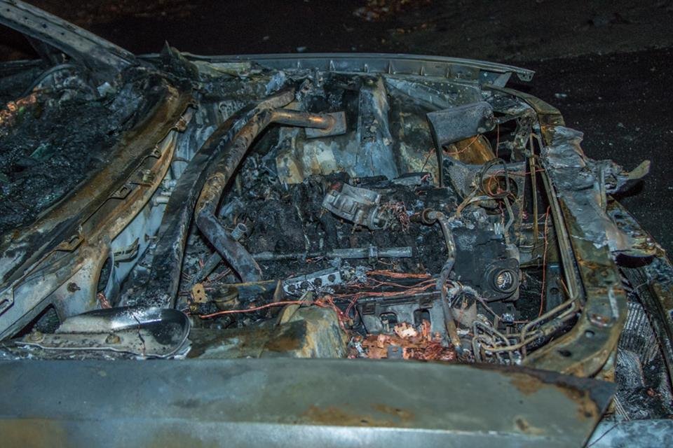 Капот сгоревшего авто 