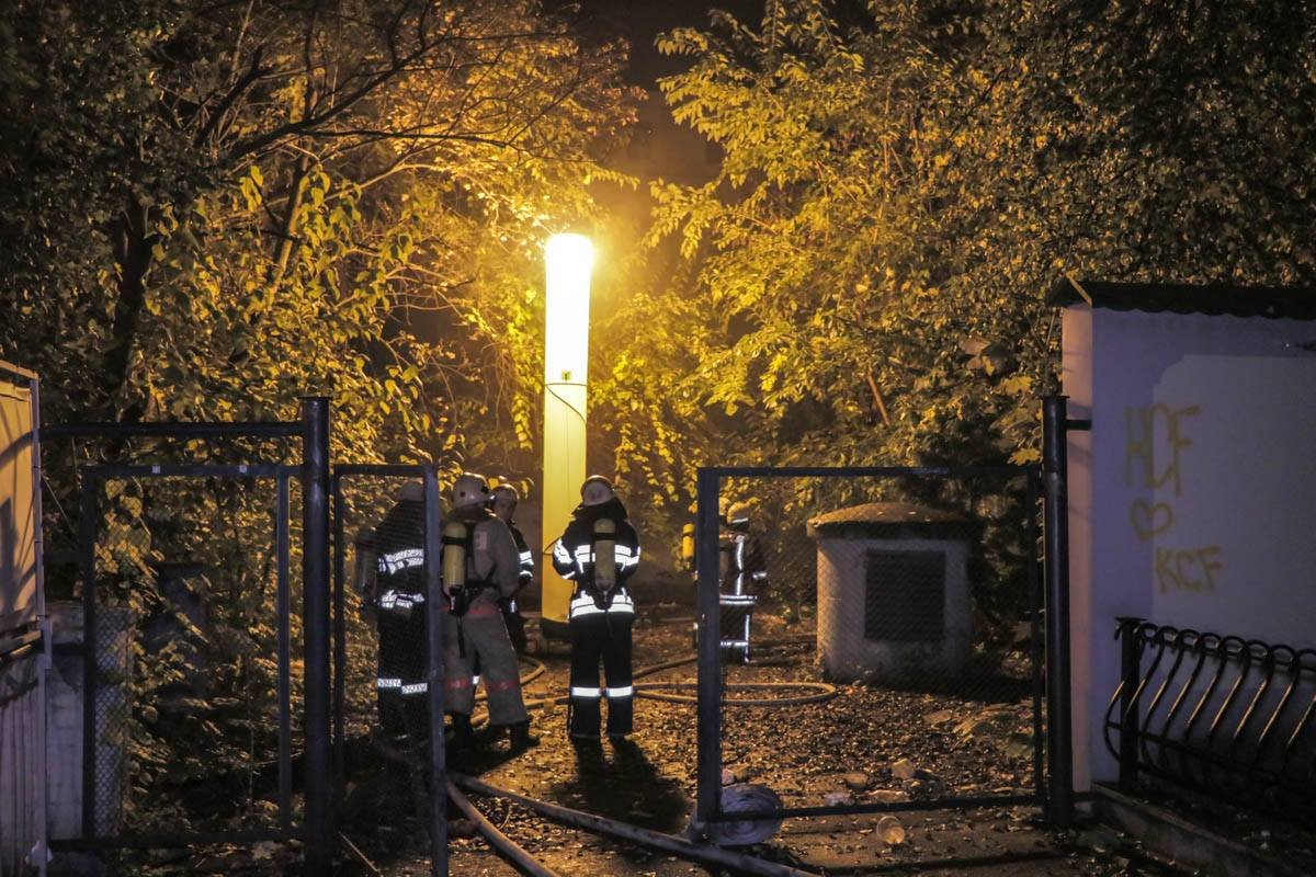 Горевшее помещение ограждено забором