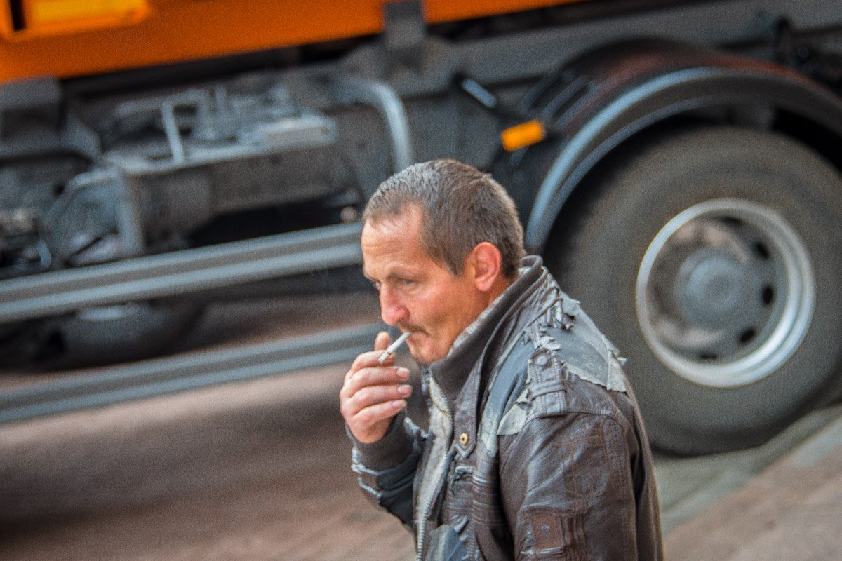 Согласно опросу Киевского международного института социологии только 68% украинцев поддержали запрет на размещение сигарет на открытых полках магазинов.