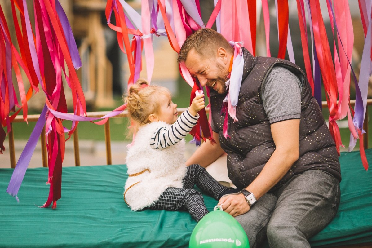 Для детей оборудуют специальную зону с нянями