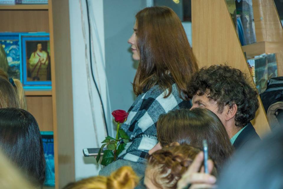 Девушка с розой для Сафарли