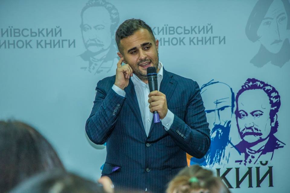 Эльчин рассказал, что счастье не должно любить тишину. Нужно говорить о своих достижениях, чтобы вдохновлять других.