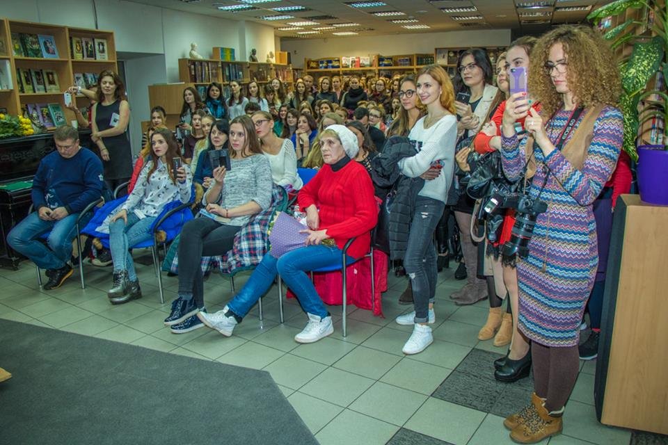 На презентацию пришли около 200 поклонников