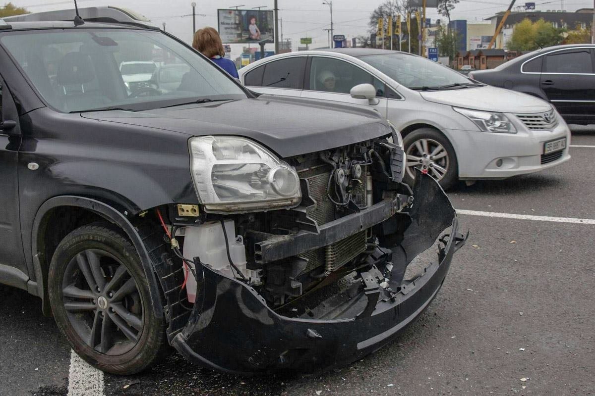 Автомобиль Nissan въехал в Chevrolet Автомобиль Nissan въехал в Chevrolet