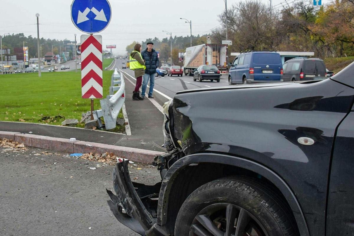 Передняя часть Nissan полностью разбита Передняя часть Nissan полностью разбита