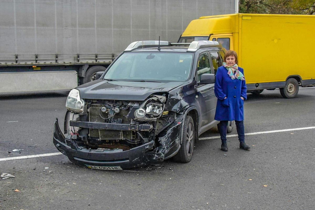 Водитель Nissan - женщина Водитель Nissan - женщина