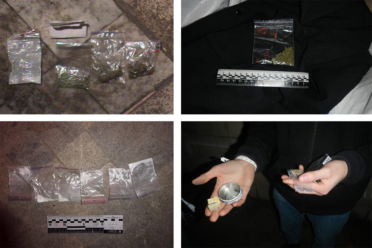 Полиция демонстрирует изъятые наркотические вещества в ночном клубе