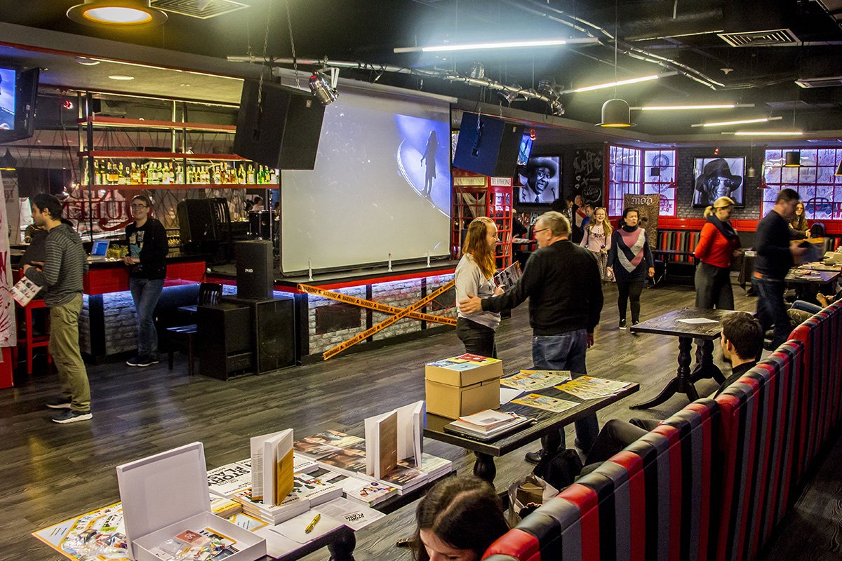 Так выглядел фестиваль. На большом экране идут тематические фильмы, клипы и другие видео