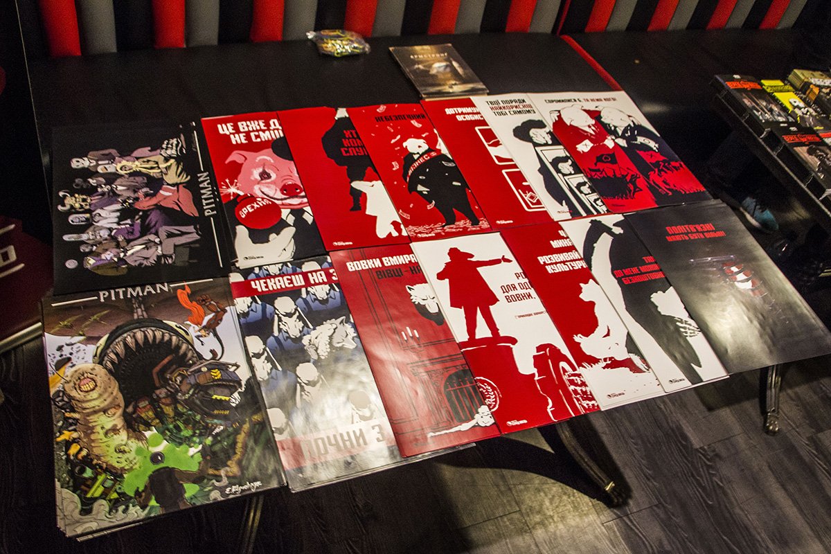 Плакаты можно было не осмотреть, но и купить