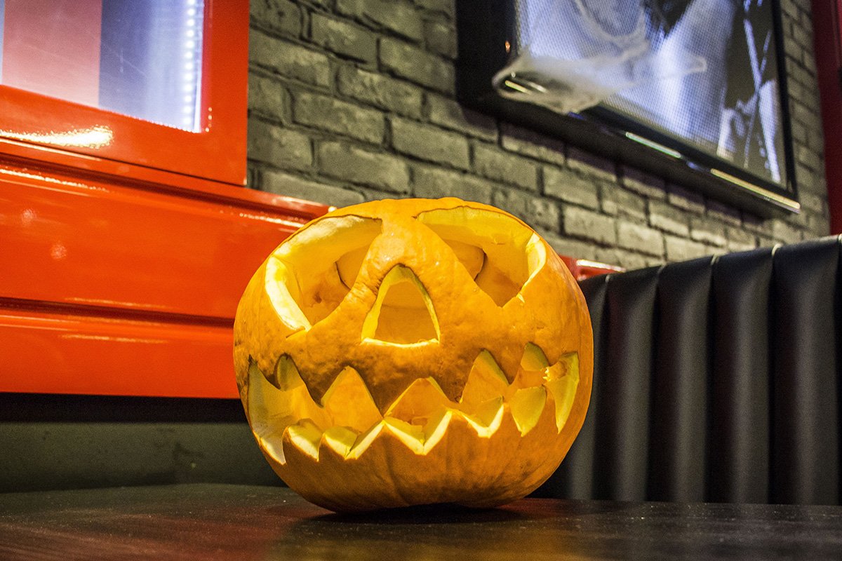 Не забыли, что сегодня Хэллоуин? Страшная тыковка присутствовала на каждом столе