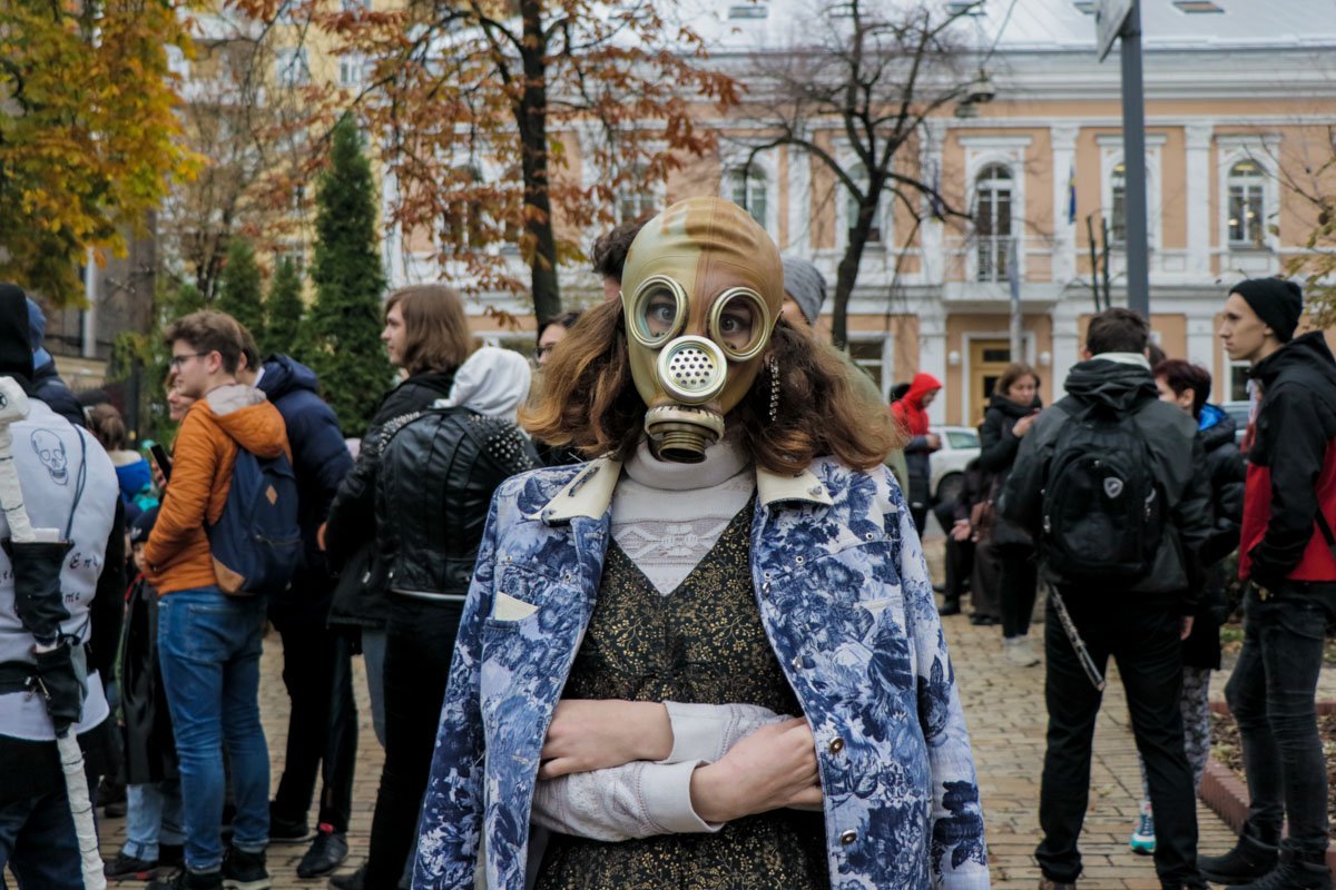 В своих образах участники использовали даже противогазы В своих образах участники использовали даже противогазы