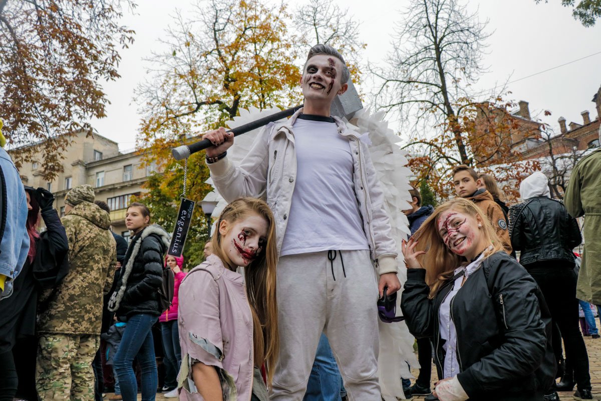Парень в образе падшего ангела Парень в образе падшего ангела