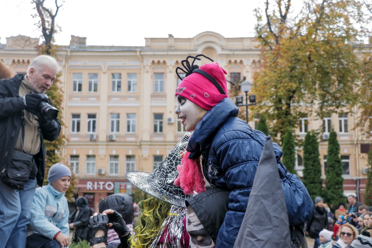 В параде принимали участие даже дети В параде принимали участие даже дети