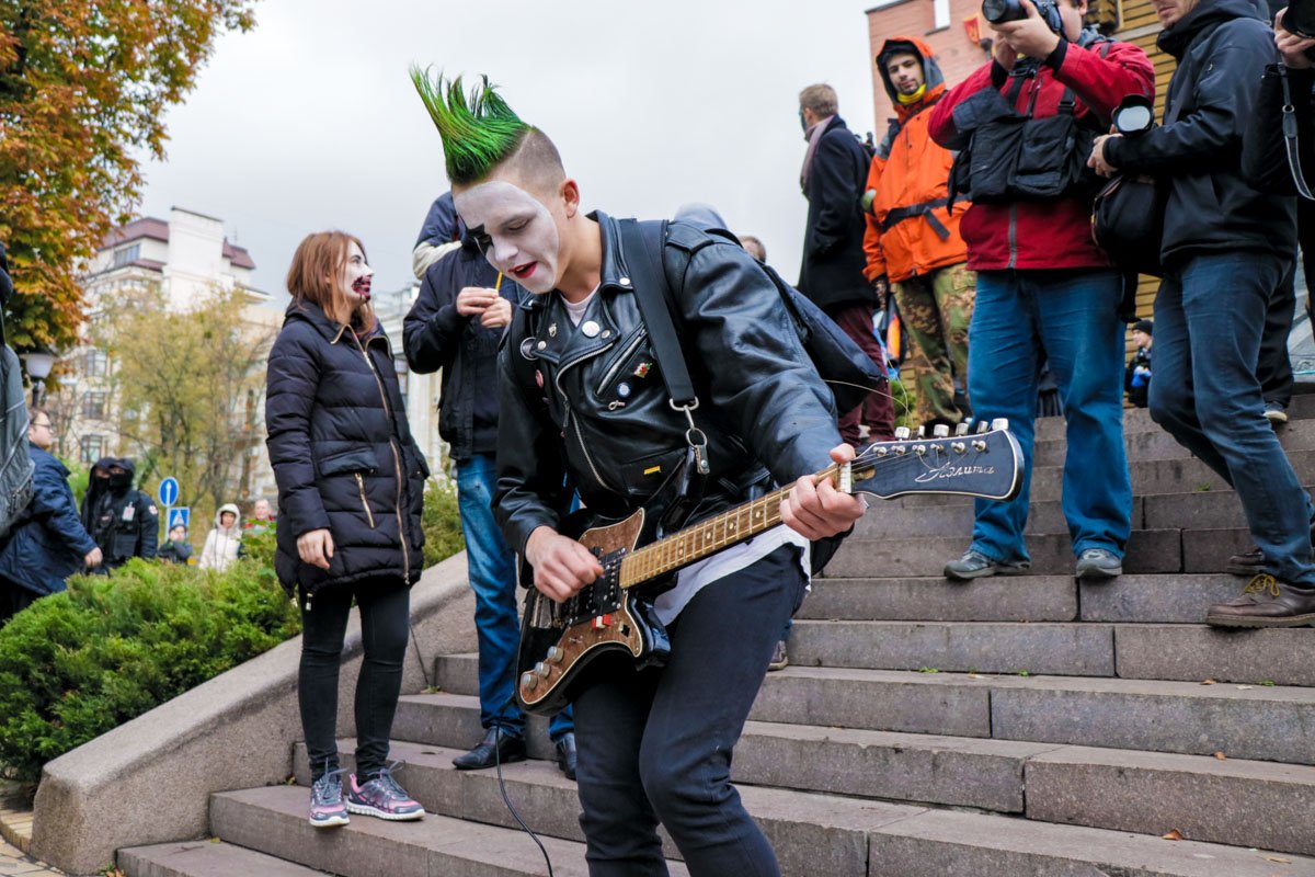 Парень в образе панк-рокера Парень в образе панк-рокера